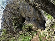 72 La grotta-nascondiglio quella a sx impervia da raggiungere